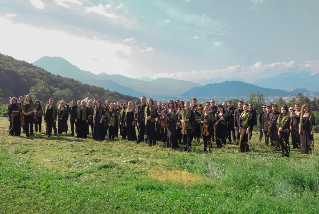 Orchester Ensemble Peridot Salzburg mit Musikern mit Peter Peinstingl und Petra Hinterholzer